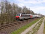 Internationaler Ost-West-Verkehr: EN452 Moskau-Paris unterwegs Richtung Paris.
Ein Zug, mehrere Loks. Die SNCF BB26160 zieht den Zug ab Strasbourg (Straburg) nach Westen. 

2013-04-15 Steinbourg am Rhein-Marne-Kanal