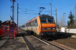 SNCF 26162. Nein, der Schnellzug hlt hier nicht. Er rast mit hoher Geschwindigkeit durch die kleine Bahnstation Bartenheim im Elsass in Richtung Basel. Und schn hinter der gelben Sicherheitslinie bleiben, denn sonst wird es lebensgefhrlich. Das Bild wurde mit 1/2000 Sek. aufgenommen, damit der Zug noch scharf bleibt. 3.2.2007