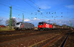 Alstom und Siemens Treffen in Komárom: die 1293 047 (ÖBB Vectron) mit einem Güterzug in Richtung Győr und Akiem 27155.