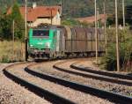 Kohlentransporte waren auf der Bahnstrecke Thionville - Bouzonville - Falck (Vlklingen) - Bning zu Hauf am Tage unterwegs.
Die Bergwerke im Lothringischen Kohlebecken und die Saargruben frderten Millionen Tonnen des  Schwarzen Goldes .
Aber auch franzsisches Eisenerz (Minette) rollte zu den Httenwerken an Saar und franzsischer Mosel.
Die Houillres du Bassin Lorraine (HBL) stellte den Bergbau 2004 endgltig ein und die Deutsche Steinkohle (DSK) 2012 an der Saar.
Die Minette Frderung wurde in Luxemburg 1981 und in Lothringen 1997 eingestellt.

SNCF Prima 4 27086 kommt aus Carling, dort wird noch ein Kraftwerk mit (Import) Kohle beliefert.
Hier in Hombourg-Budange wurde auch das Gleis komplett saniert.
04.09.2013 - Ligne 177 000 Thionville - Anzeling

Vielen Dank an den Lokfhrer fr das Zweiklanghorn, die Lichthupe und den freundlichen Gru!