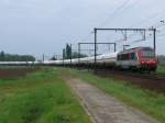  Astride  BB36010 der SNCF kommt mit einem langen Kesselwagenzug vom Hafen Antwerpen, hier fast am Ende der langen Schleife bei Ekeren.