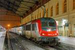 
Die Akiem 36011 (91 87 0036 011-1 F-AKIEM), eine Alstom BB 36000  Astride  (Asynchron Tricurrent Drive Engine), ist am 24.03.2015 gerade mit dem Thello EC 159 / EC 160 (Mailand - Genua  - Monte-Carlo - Niza - Toulon - Marseille-St-Charles) in den Endbahnhof Marseille St-Charles eingefahren. 