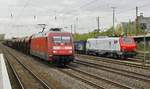 Hilfe von DB Fernverkehr für DB Cargo: Am 03.04.2014 durchfährt 101 027-1 mit einem Güterzug den Bahnhof Düsseldorf-Rath, daneben wartet die Prima E 37 517 auf die Ausfahrt