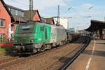 Durchfahrt am 12.04.2017 von akiem/SNCF FRET BB 437011 mit einem leeren Flachwagenzug (Dunkerque - Dillingen (Saar)) durch den Völklinger Bahnhof in Richutng Zielbahnhof.