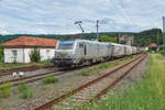 Einer der wenigen Züge auf der Strecke von Apach nach Thionville ist DGS 47212 von Rheinkamp nach Woippy. Am 16.6.2020 fuhr 37033 der VFLI mit diesem Zug in den Bahnhof Sierck-les-Bains ein.