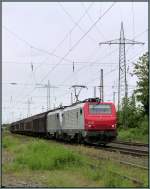 Mit einen kurzen Güterzug am Haken ist diese Prima E 37 mit Schwesterlok unterwegs bei Lintorf im Mai 2014.
