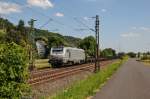 Die graue 37024 von Akiem zieht am 05/06/2015 einen Güterzug durch Leutesdorf Richtung Köln.