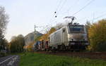 akiem E 37 031 kommt mit einem kurzen leeren Stahlzug von Düsseldorf-Rath nach Bous(an der Saar)  und kommt aus Richtung Köln und fährt in Richtung Koblenz auf der Rechte Rheinstrecke