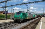 Bhf. Frick im schweizerischen Aargau. Whrend viele Fotografen auf den angekndigten Dampfextrazug aus Basel warteten, donnert noch schnell ein Gterzug mit den beiden Loks SNCF 437058 und 437054 durch den Bahnhof. Gut, dass die Kamera schon eingeschaltet war und der Fotoschuss glckte. 31.5.2007