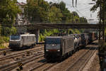 27. Juli 2018 in Offenburg. 189 106-6 wird gleich den Bahnhof Offenburg erreichen. Im Hintergrund steht die französische Lok 37 028-4 abgestellt. 