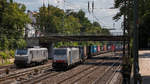 186 105-3 schlängelt sich gerade unter der Brücke durch. Die Aufnahme stammt vom 27. Juli 2018 und wurde in Offenburg getätigt. Links im Bild steht 37 028-4 aus Frankreich. 