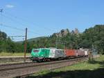 Lutzelbourg - 7. August 2020 : Mit der Burgruine im hintergrund fährt 37048 mit einem KLV in Richtung Belgien.