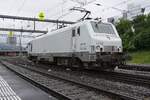 Akiem 37526 wartet am 18 Mai 2025 der Abfahrt aus Basel nach Frankreich ab.