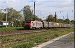 VFLI 37013-6 kommt hier am 19.9.2026 um 15.21 Uhr mit einem Coilwagen Zug in Richtung K�ln durch den Bahnhof Bonn - Mehlem.