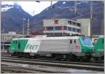 Die zwei  Fretchen  437053 und 437058 warten vor dem Bahnhofsgebude Buchs SG auf die Ankunft des Autozuges vom Arlberg.