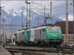 437053 und 437058 fahren in Buchs SG ein. Im Hintergrund der Hohe Kasten. (07.01.2008)