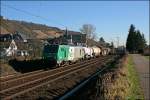 Das  FRETtchen  437029 hat von Frankreich kommend einen  Modellbahngerechten  Gterzug am Haken und schleppt ihn bei Leutesdorf dem Zielbahnhof Gremberg entgegen.