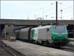 Das SCNF FRETchen 437029 durchfhrt mit einem Gterzug am Haken den Bahnhof von Metz am 22.06.08.