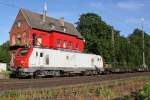 Captrain E37 519 am Abend des 16.5.10 vor dem neu gestrichenden Bahnhofsgebde in Ratingen-Lintorf