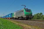 FRET 437024 mit ihrem tglichen gnzlich blauen ITL Containerzug in Richtung Norden im Haunetal bei Neukirchen.