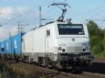 CB-Rail E37 528 mit der blauen Wand bei Fulda. (25.07.11)