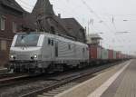 Auch in Silber ein schner Anblick!;-)
In letzter Zeit auch mal fter in Eichenberg zu Gast! FRET 437025 ist mit einem langen Containerzug auf der Fahrt in Richtung unterwegs.
Aufgenommen am 28.09.2011 in Eichenberg Gleis 3/4