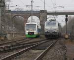 E37 528 mit der  blauen Wand  in der Sdeinfahrt nach Eichenberg zur Weiterfahrt in Richtung Osten. Daneben steht VT004 der Erfurter Bahn in der Pause-Abstellung. Aufgenommen am 28.01.2012.