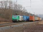 Whrend ein Containerzug in Richtung Norden rollt, kommt 437 023 schon mit der blauen Wand in Richtung Sden daher.