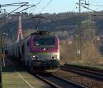 Eine mir unbekannte E-Lok der Euro cargo rail, einer entfernten DB Tochter mit  Firmensitz in Frakreich schleicht mit einen  Getreide Ganzzug, bestehend aus franzsischen und tschechischen Wagen ber