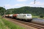 Akiem E37 511 ist am 30.05.'12 mit einem Kesselwagenzug nach Tschechien im sonnigen Elbtal unterwegs