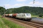 Akiem E37 511 ist am 30.05.'12 mit einem Kesselwagenzug nach Tschechien im sonnigen Elbtal unterwegs