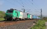 437 023 mit Wagenlok 437 024 und der blauen Wand in Fahrtrichtung Sden. Aufgenommen am 08.05.2012 an der Nordeinfahrt nach Eschwege.