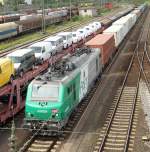 437 029 der SNCF mit einem langen Containerzug im Mannheimer Rangierbahnhof.