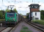 Auch ein FRET(chen) war noch im Saarland unterwegs und brachte einen Gterzug aus Richtung Saarlouis durch Dillingen.

Leider war die Sonne schon etwas weg, sodass das FRET(chen) Fell von SNCF 4 37015 nicht mehr erstrahlen konnte.

KBS 685 10.07.2012