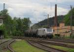 37030 von Akiem zieht am 21. Mai 2013 einen Kesselwagenzug durch Kronach.