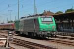 Am Mittag des 02.08.2013 stand das SNCF FRET chen  BB 437 023 im Bahnhof von Mllheim (Baden).