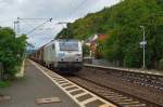 Die Ahlstom VIAcargo/Akim/HSL 37025 mit einem Schiebewandwagenzug am Hacken ist sie sdwrtsfahrend in Leubsdorf auf der Kbs 465 unterwegs gewesen am Samstag den 14.9.2013.