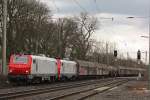 Akiem E37 530 am 11.4.13 mit E37 520 und einem Papierzug in Ratingen-Lintorf.