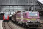 Akiem/HSL 37027 verlsst am 10.5.13 mit dem SaarRail Drathrollenzug von Bremen Inlandshafen nach Neunkirchen Hbf nach einem kurzen Halt Bremen Hbf.