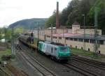 437 012 von Akiem zieht am 16. April 2014 einen H-Wagenzug durch Kronach in Richtung Pressig.