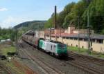 437 012 von Akiem zieht am 23. April 2014 einen H-Wagenzug durch Kronach in Richtung Steinbach am Wald.