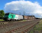 437012 von Akiem zieht am 14. Mai 2014 einen H-Wagenzug durch Kronach in Richtung Steinbach am Wald.