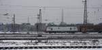 CB Rail/Prima E37 518 fährt mit einem langen gemischten Güterzug aus Richtung Essen und fährt durch Duisburg-Hbf in Richtung Düsseldorf bei Winterwetter im Schnee am Kalten Mittag