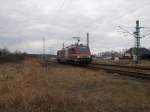 Auf dem Überholgleis fuhr die Akiem 37027,am 21.Februar 2015,in den Bahnhof Lietzow ein und mußte hier einen Halt einlegen.