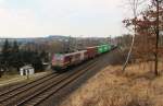 Akim 37027 fährt am 16.03.15 mit einem Container durch Jößnitz.