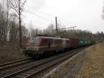 Akiem 37027 fährt am 16.03.15 mit einem Containerzug durch Plauen.