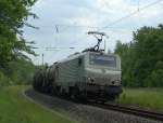 E37 527 mit einem Kesselwagenzug am 28.05.2015 durch Kerzell nach Großkorbetha 