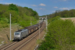 Akiem 37005 (437 005) mit einem Schiebewandwagenzug am 11.05.2016 bei Frankfurt-Rosengarten.