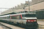 Mit ein CoRail nach Paris est steht am 19 Mai 2004 SNCF 15031 abfahrtbereit in Luxembourg gare.