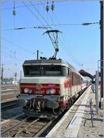 Die SNCF BB 15 025 hat mit ihrem EC 65 von Paris Est nach München Hbf den Bahnhof von Strasbourg erreicht und wird nun abgekuppelt, damit eine DB 181 den Zug übernehmen kann.